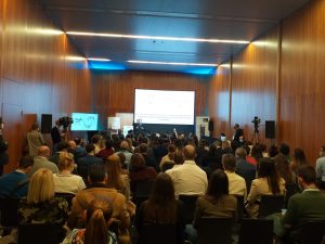 Sala completa por los asistentes durante el Simposio