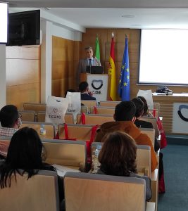 Mario Álvarez realizando la presentación del Dr. Alberto Monje